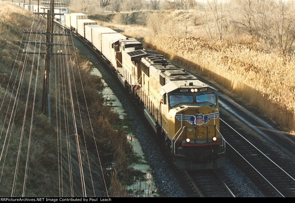 Eastbound intermodal approaches the yard